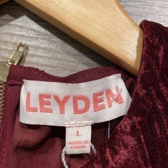 Leyden dark red/maroon crushed velvet poof short sleeve top size Large - Picture 5 of 7